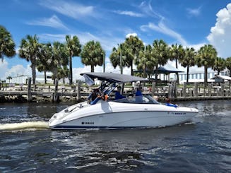 Bateau Yamaha de 24 pieds - Vagues et rayons de soleil sur le lac Eagle Mountain !