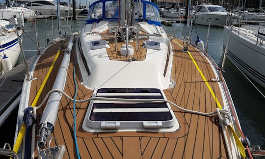 Comfortable Bavaria 350 Cruising Yacht in Hamble-le-Rice, England