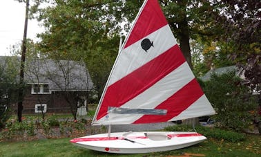 Velero Sunfish en el lago Merrymeeting en New Hampshire