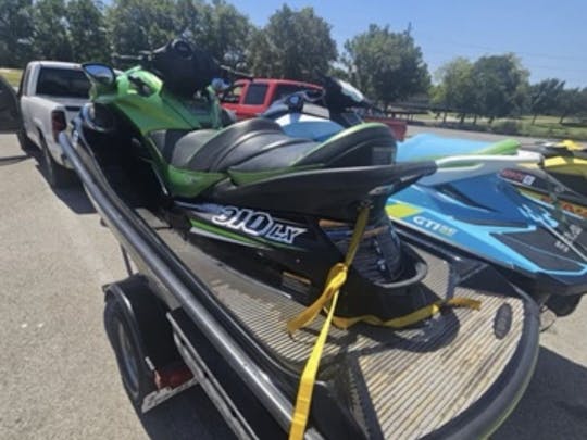 2 jet-skis Sea Doo sur le lac Lewisville 