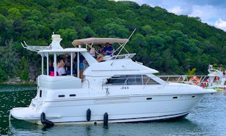 34' Carver Motor Yacht for 24 persons 2 bed 2 bath kitchen & lily pad $550/hr