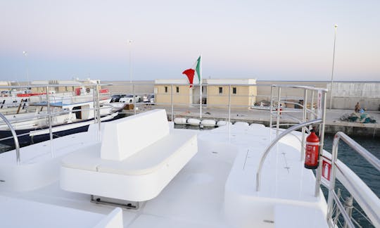 Maxi Luxury Catamarano Tour in Italy