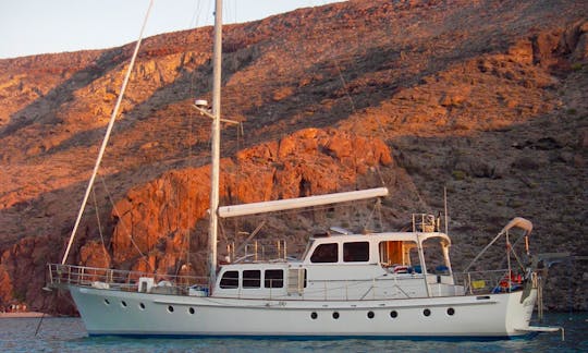 70’ Sailing Cruiser Island Charter