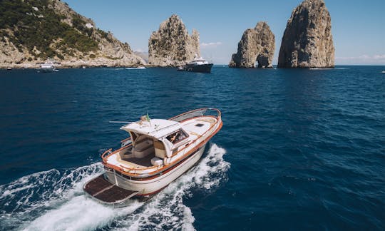Barco a motor Gozzo Fratelli Aprea 32 em Sorrento, Itália