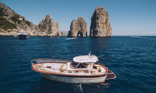 Barco a motor Gozzo Fratelli Aprea 32 em Sorrento, Itália