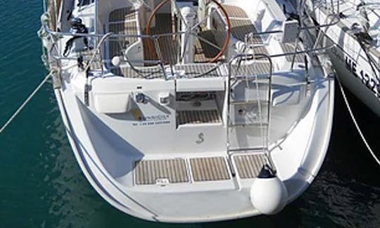 Monocasco de cruzeiro Charter 42' Oceanis para 10 pessoas em Messina, Itália