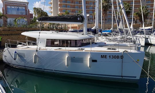 Alquiler sin tripulación en el catamarán de vela Lagoon 400 desde Furnari, Sicilia