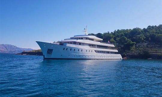 Beautiful Mini Cruiser Yolo Power Mega Yacht Rental in Postira, Splitsko-dalmatinska županija