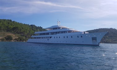 Beautiful Mini Cruiser Yolo Power Mega Yacht Rental in Postira, Splitsko-dalmatinska županija