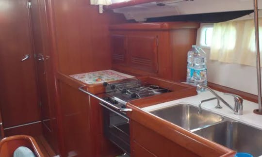 Monocasco de cruzeiro Charter 42' Oceanis para 10 pessoas em Messina, Itália