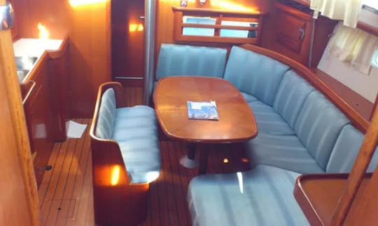 Monocasco de cruzeiro Charter 42' Oceanis para 10 pessoas em Messina, Itália