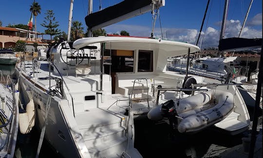 Alquiler sin tripulación en el catamarán de vela Lagoon 400 desde Furnari, Sicilia