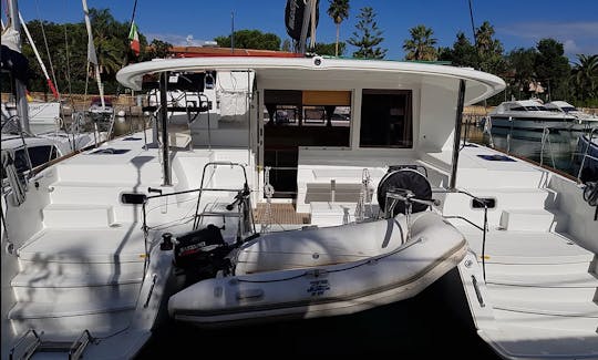 Alquiler sin tripulación en el catamarán de vela Lagoon 400 desde Furnari, Sicilia