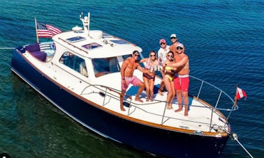 Passeios de barco em Nantucket, MA a bordo do Hinckley Motor Yacht de 36 pés