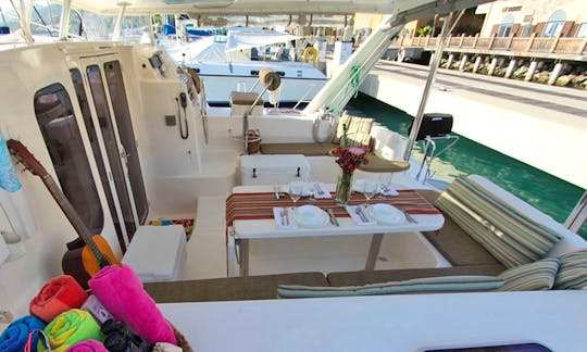 Spacious stern for dinning and entertaining