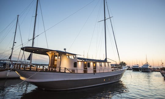 Alquile el velero a motor tradicional «Cosmos» en Kallithea, Grecia