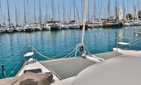 Impressionante aluguel de catamarã de cruzeiro Lagoon 380 em Alimos