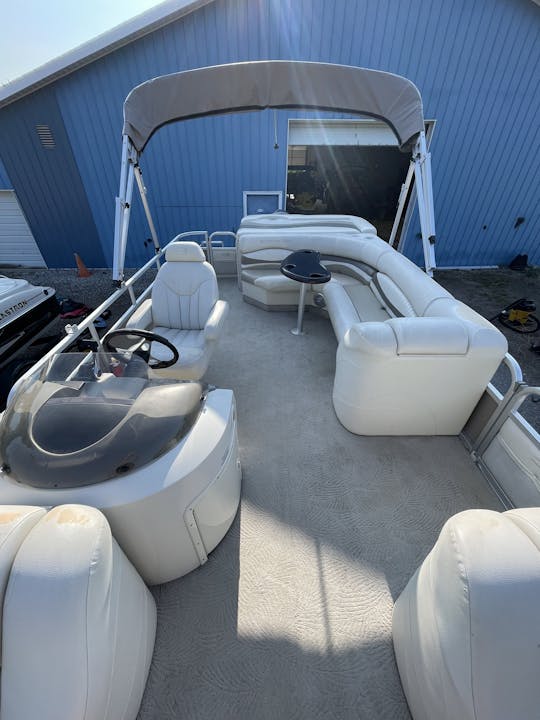 Explorez et profitez de Glen Lake avec le ponton 2550 RL Bennington