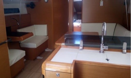 Velero Jeanneau Sun Odyssey 439 (2014) para chárter con base en el puerto deportivo de Lefkas en la Isla Jónica, Grecia