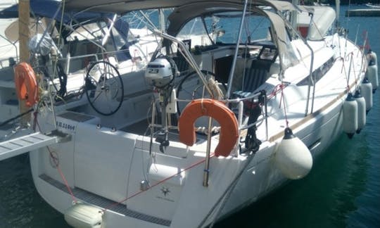 Velero Jeanneau Sun Odyssey 439 (2014) para chárter con base en el puerto deportivo de Lefkas en la Isla Jónica, Grecia