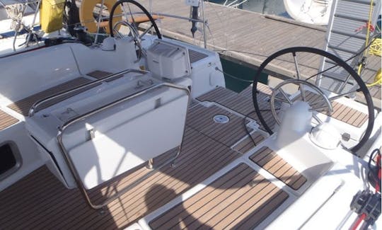 Velero Jeanneau Sun Odyssey 439 (2014) para chárter con base en el puerto deportivo de Lefkas en la Isla Jónica, Grecia