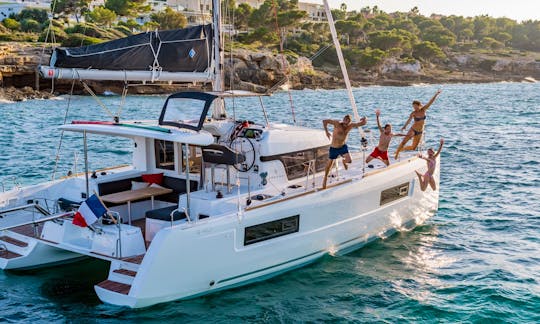 Lagoon 40 - Perfect for Bareboat Charter of Up to 10 People in Alimos, Greece