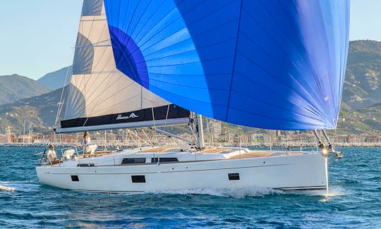 Luxury Yacht Charter Hanse 508 with 6 Cabins in Alimos