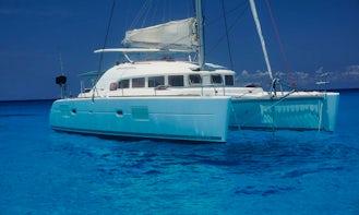 38' Luxury Catamaran with plenty of room Available for 5-hour Inha Reef and La Bocana Tours