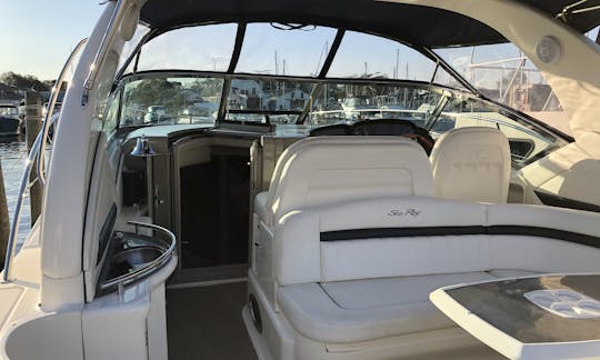 SeaRay Sundancer 41' Power Sport Yacht Crusie in Sag Harbor