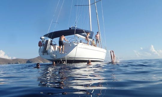 Navegando no iate à vela “Marla” Cyclades 50.5 em Lavrio, Grécia