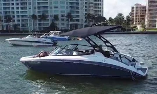 Private Yacht Charter for 6 Person in Fort Lauderdale, Florida. Your adventure awaits.