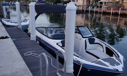 Alquiler de yate privado para 6 personas en Fort Lauderdale, Florida. Tu aventura te espera.