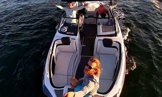 Private Yacht Charter for 6 Person in Fort Lauderdale, Florida. Your adventure awaits.