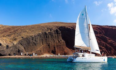 Cruzeiros privados diários de catamarã na lagoa por Santorini com o Capitão Leo!