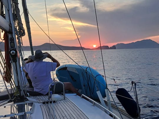 Crucero de dos horas al atardecer en Milos