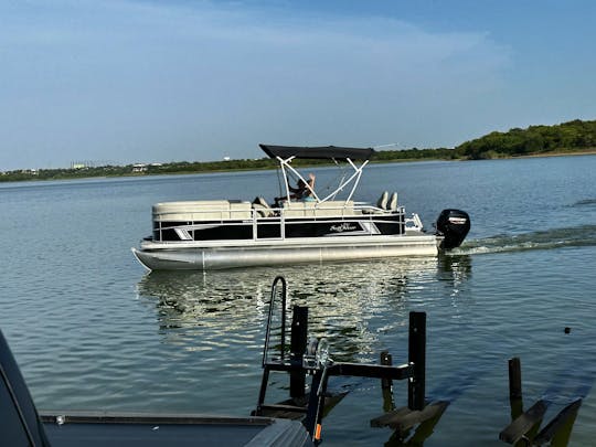 115 HP 22ft Sunchaser Tritoon For Rent On Lake Lewisville