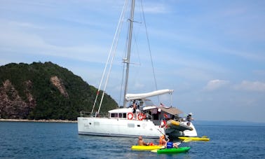 Vacaciones de una noche en velero a bordo de un catamarán de vela Lagoon 400 en Singapur