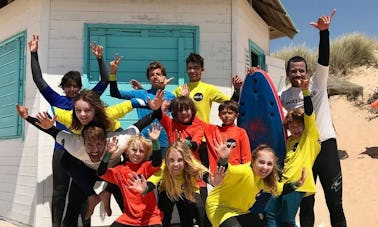 Pegue a onda! Aprenda a surfar com nossos instrutores experientes na Costa da Caparica