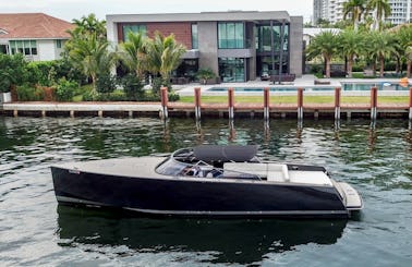 Luxury 40′ Vandutch Motor Yacht for Charter in North Miami Beach