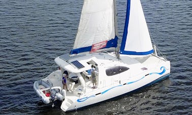 Catamaran de croisière Leopard 40 pouvant accueillir jusqu'à 6 personnes à Stuart, en Floride, avec le capitaine Paul