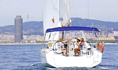 ¡Tour privado en velero para 9 personas en Barcelona, España!