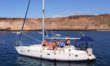 ¡Contempla la belleza del sur de Tenerife con el velero Jeanneau Sun Odyssey de 37 pies!