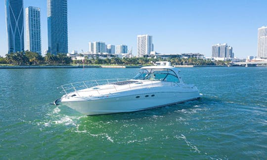 Amplio yate a motor Sea Ray Sundancer de 54 pies en el centro de Miami/Miami