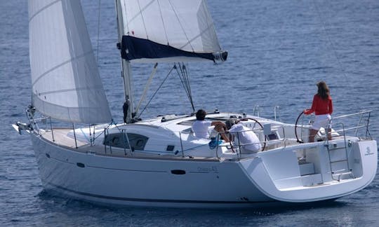 DAYCHARTER Luxury Sailboat rented in Barcelona for a small groups (11persons)