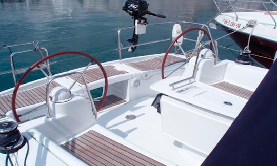 DAYCHARTER Luxury Sailboat rented in Barcelona for a small groups (11persons)