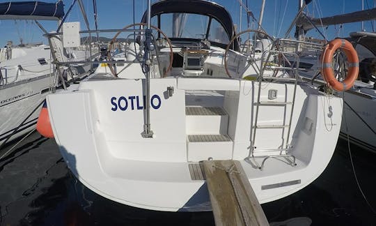 DAYCHARTER Luxury Sailboat rented in Barcelona for a small groups (11persons)