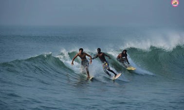 Aprenda a surfar em Puri, Odisha conosco!