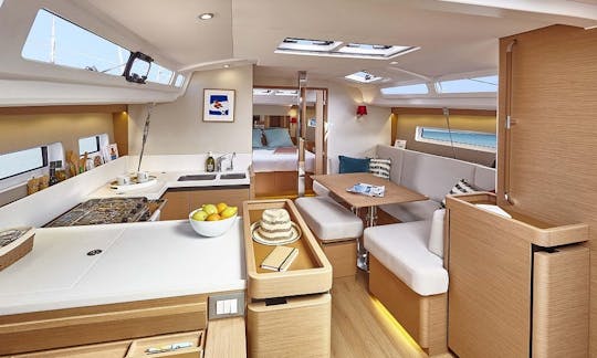 Iate à vela “Eleni” Jeanneau Sun Odyssey 440 de 44 pés em Nikiti, Grécia