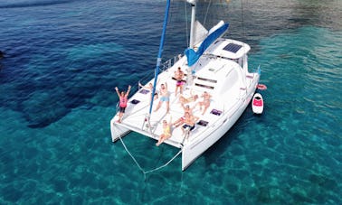 Junte-se a nós para um feriado de catamarã privado de meio dia inteiro navegando em Ibiza e Formentera