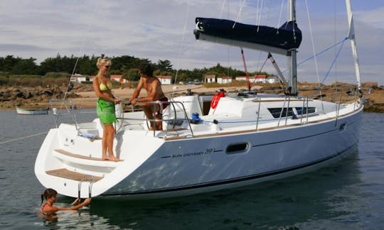 Jeanneau 39i Julia Sailing Yacht in NY Harbor